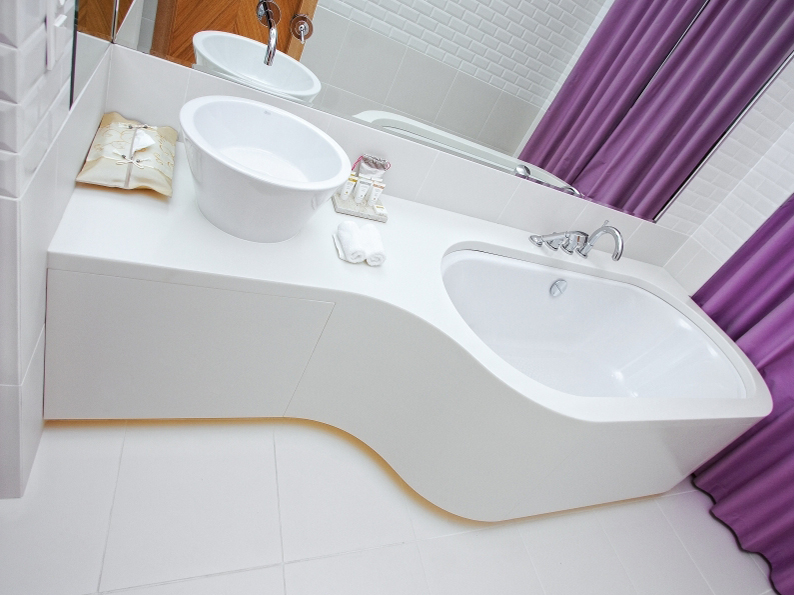 Avonite Fitted Bath and wash basin